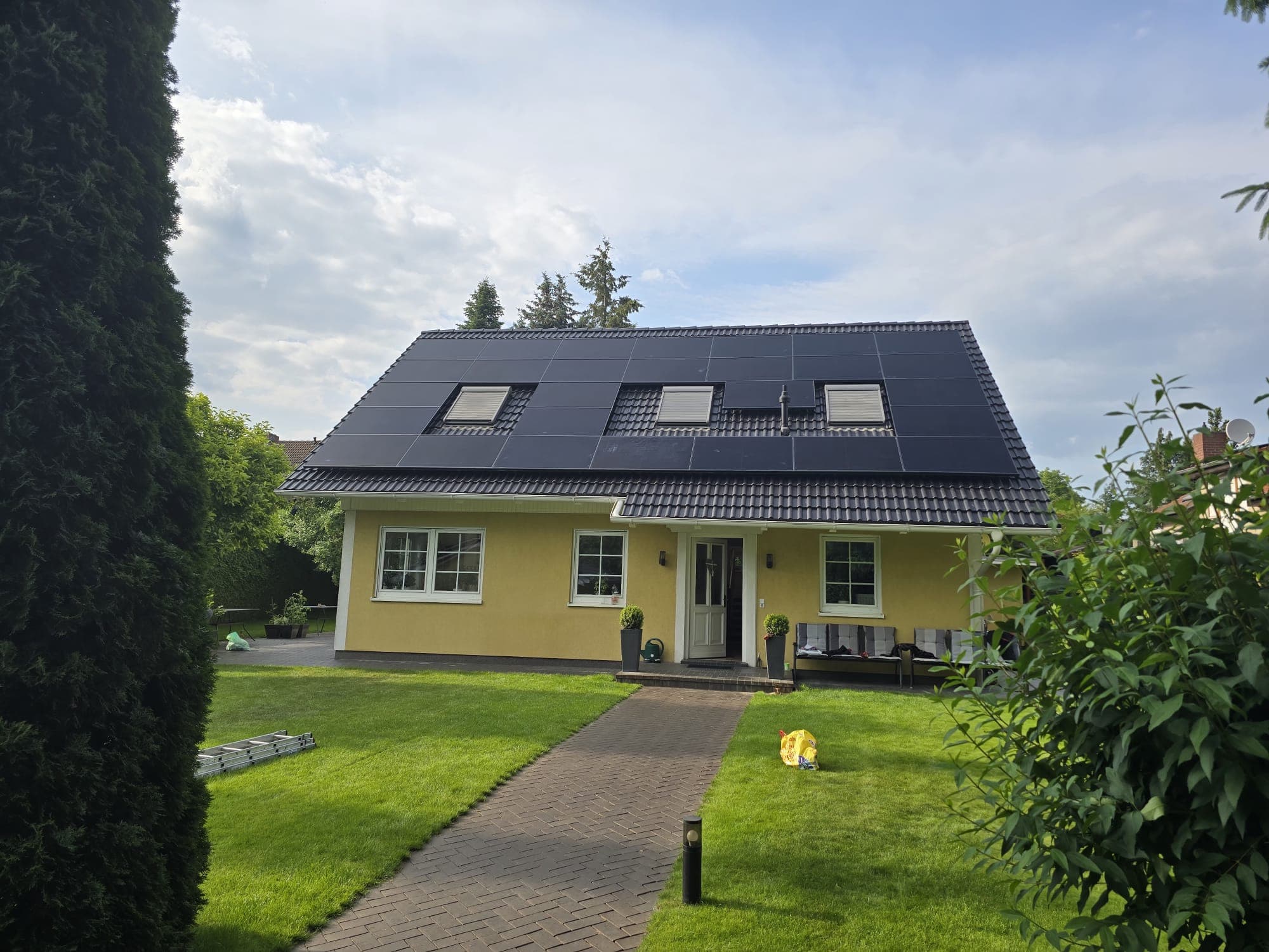 Einfamilienhaus mit vollflächiger Solaranlage, Berlin-Brandenburg
