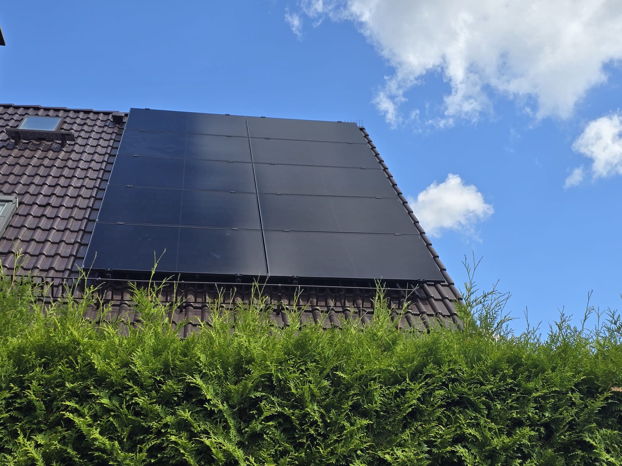 Fertige PV-Anlage auf Wohnhaus