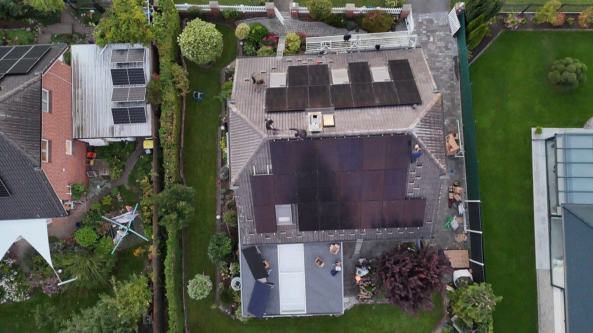 Fertige Photovoltaikanlage auf Wohnhaus — Vogelperspektive