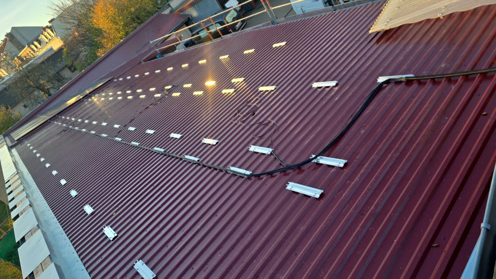 Montage von Solarmodulen auf Gewerbedach — SGR-Group Crew