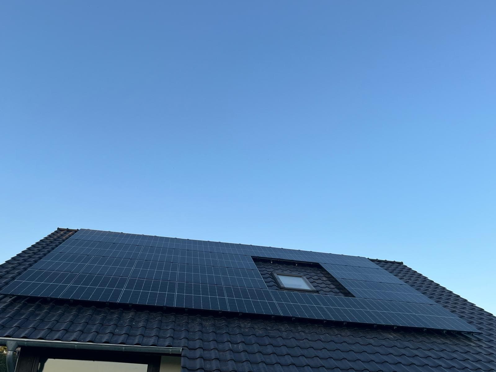 Solaranlage auf Ziegeldach, blauer Himmel